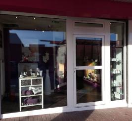 Vitrine en menuiserie aluminium à Marcq en Baroeul réalisé par Menuisal à Marcq en Baroeul prés de Lille Vitrine en menuiserie aluminium à Marcq en Baroeul réalisé par Menuisal à Marcq en Baroeul prés de Lille