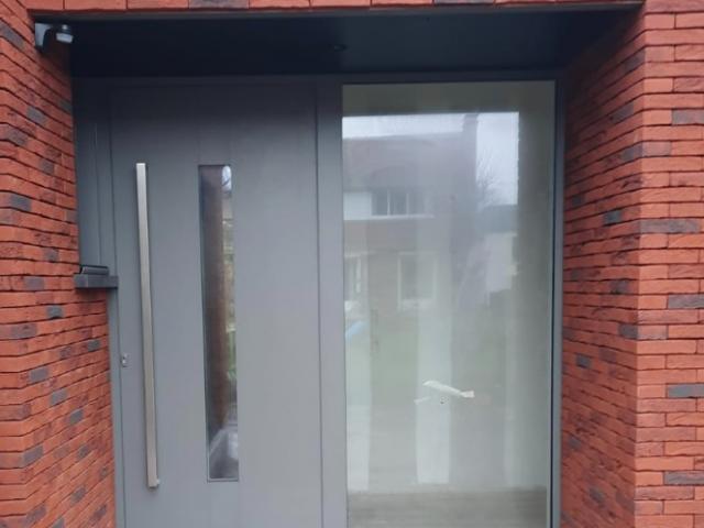 Porte d'entrée menuiserie aluminium sur maison neuve à Chéreng 