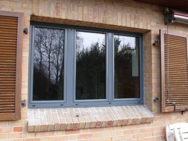 Fenêtre 3 vantaux en aluminium comprenant 1 partie fixe et une fenêtre 2 vantaux avec oscillo battant