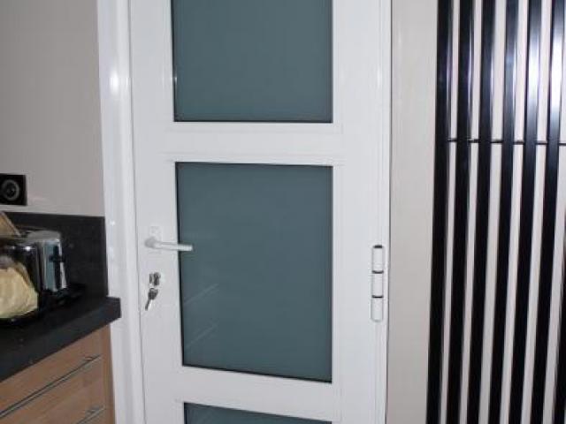 Porte d'entrée en aluminium ral 9010 avec double vitrage opalin