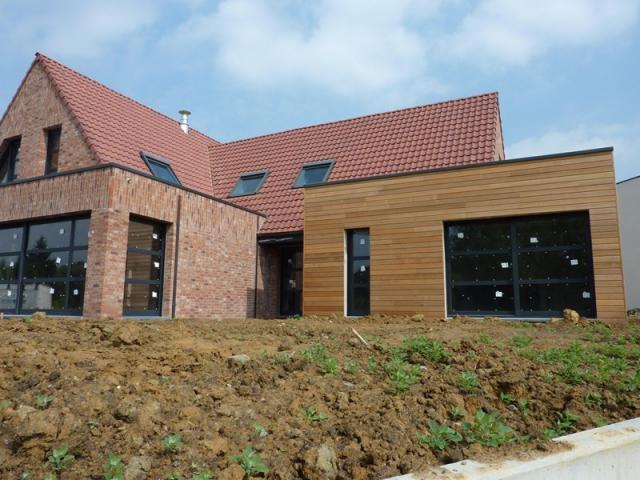 Pose en aplique sur maison neuve d'un ensemble composé triangle au premier étage avec fenêtre