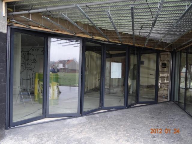 Porte repliable aluminium réalisé par Menuisal à Anstaing prés de Lille