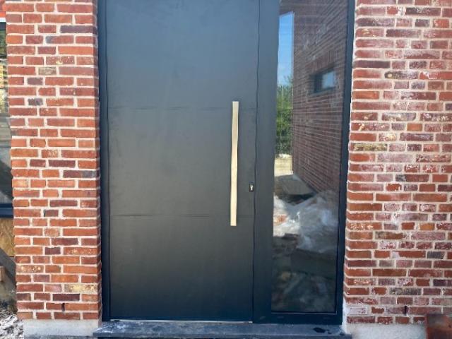 PORTE D'ENTRÉE MENUISERIE ALUMINIUM SUR MESURE POUR CONSTRUCTION NEUVE À CASSEL