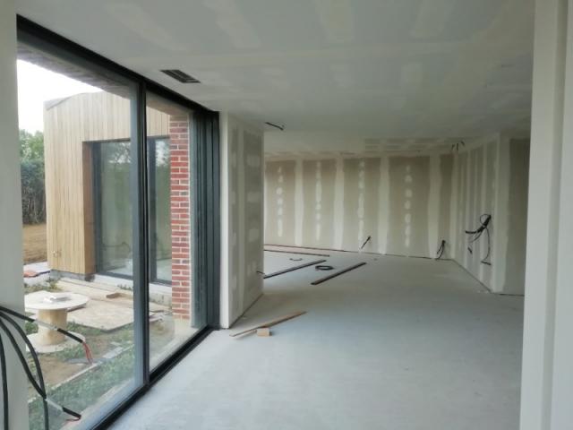 MENUISERIE ALU ET STORES SCREEN SUR UNE RENOVATION DE FERMETTE DANS LES FLANDRES