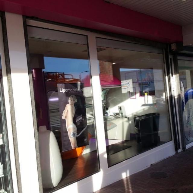 Vitrine en châssis aluminium réalisé par Menuisal à Marcq en Baroeul prés de Lille