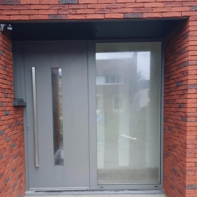 Porte d'entrée menuiserie aluminium sur maison neuve à Chéreng 