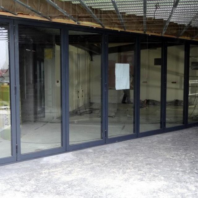 Porte repliable aluminium réalisé par Menuisal à Anstaing prés de Lille