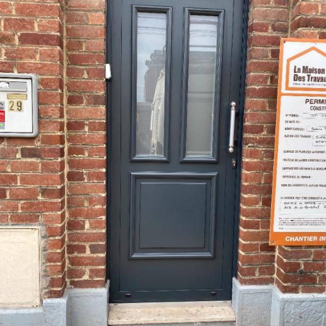MENUISAL fabrique et pose une porte d'entrée aluminium à Marcq-en-Baroeul près de Lille