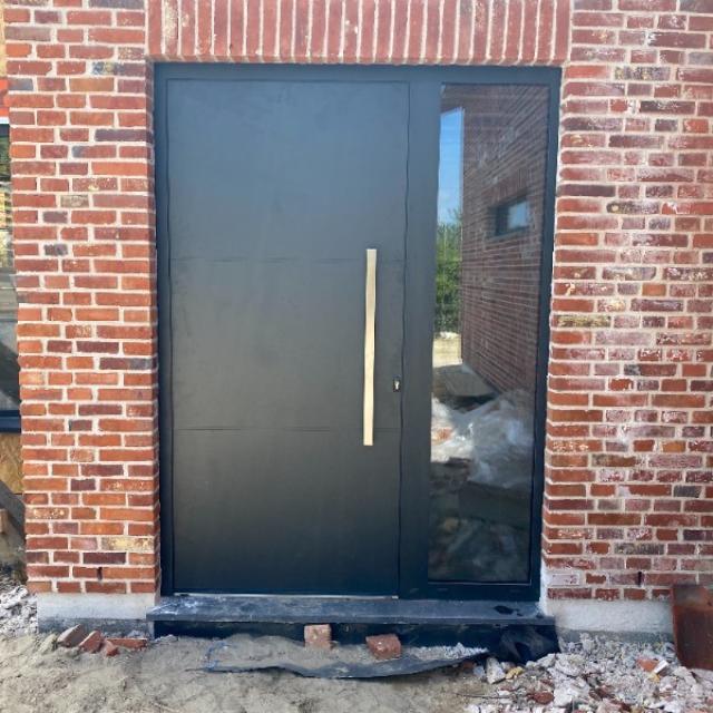 PORTE D'ENTRÉE MENUISERIE ALUMINIUM SUR MESURE POUR CONSTRUCTION NEUVE À CASSEL