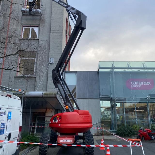 ENTRETIEN ET REMPLACEMENT DE CHASSIS ALUMINIUN CHEZ DAMART À ROUBAIX