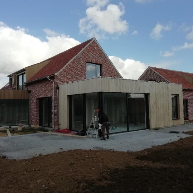 MENUISERIE ALU ET STORES SCREEN SUR UNE RENOVATION DE FERMETTE DANS LES FLANDRES